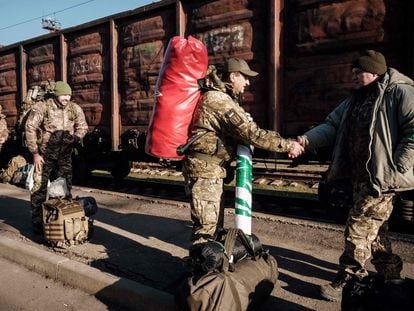 Soldados ucranios llegan en tren desde Kiev a la estación de Kramatorsk, el día 27.