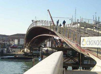 Vista del puente de Santiago Calatrava sobre el Gran Canal de Venecia.