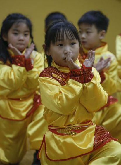 Un grupo de niños chinos ensayan para su actuación.