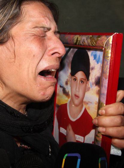 Una mujer siria llora la muerte en Homs de su hijo de nueve años.