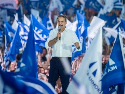 Kyriakos Mitsotakis, candidato del partido conservador Nueva Democracia (ND) para las elecciones generales del próximo domingo en Grecia, durante el mitin del cierre de campaña el viernes 23 de junio, en Atenas.