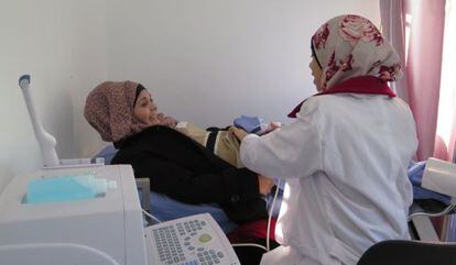 La doctora realiza una ecografía a una mujer en la clínica de Mádaba