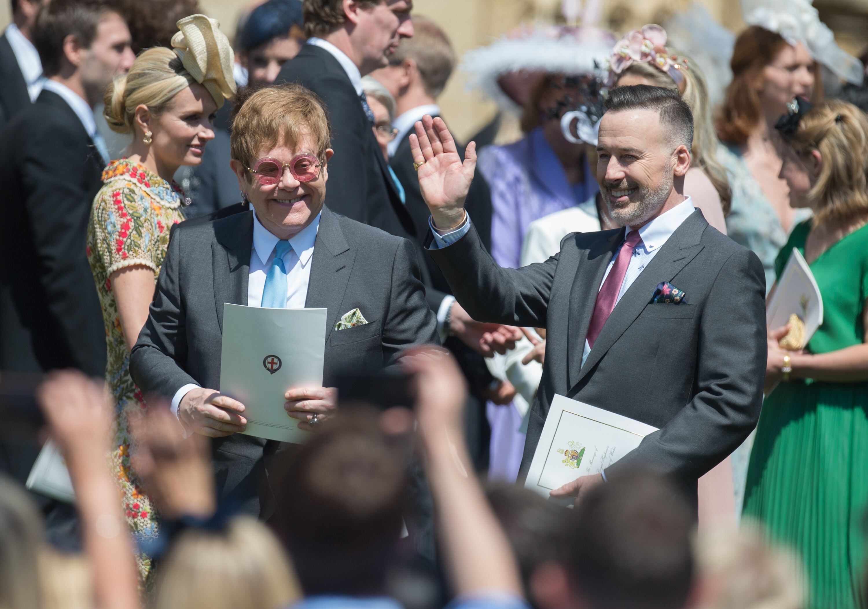 Elton John y David Furnish en la boda del príncipe Enrique y Meghan Markle, celebrada en la iglesia de San Jorge, en el castillo de Windsor, el 19 de mayo de 2018. 