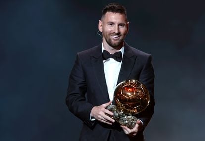 Leo Messi gana su octavo Balón de Oro: “Tuve muchos golpes con la selección, pero nunca bajé los brazos”