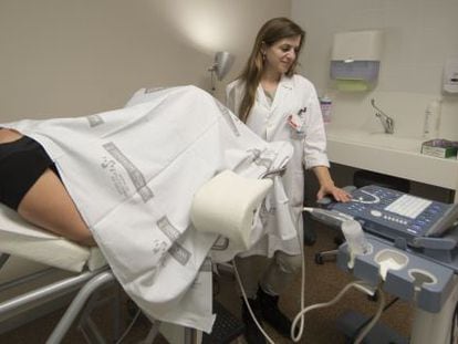 María, con su ginecóloga, durante la ecografía que confirmó su embarazo en el hospital La Fe de Valencia.
