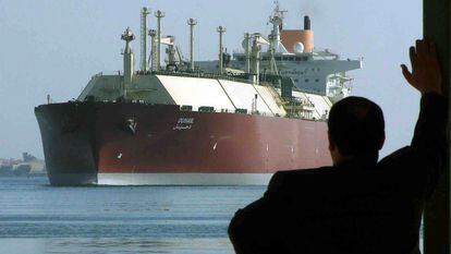 Un buque de gas natural licuado (GNL) cruza el Canal de Suez.