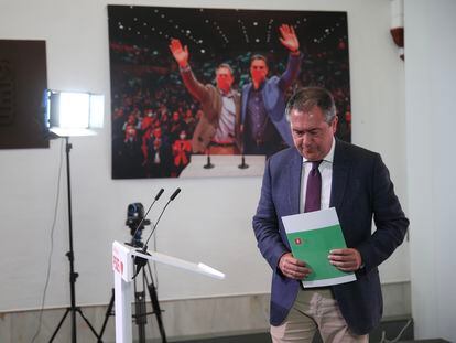 El secretario general del PSOE de Andalucía, Juan Espadas, tras ofrecer una rueda de prensa en la sede regional del partido.