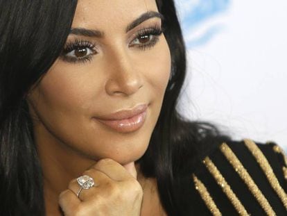 Kim Kardashian, con el anillo de compromiso que le robaron en Par&iacute;s.