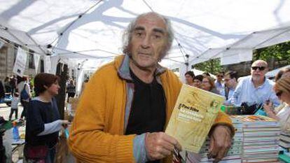 Pau Riba con uno de sus últimos libros en el Día de Sant Jordi, en Barcelona en 2016.