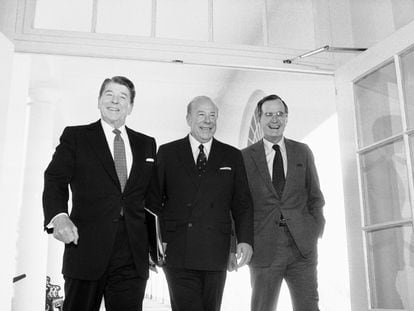 George Shultz, en el centro, junto al presidente Ronald Reagan (izquierda) y el vicepresidente George H. W. Bush (derecha), en una imagen del 9 de enero de 1985 en la Casa Blanca.