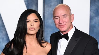 Jeff Bezos con su pareja, Lauren Sanchez, en la fiesta de los Oscar de Vanity Fair de 2023.