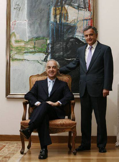 Enrique de Leyva (de pie) y Ángel Corcóstegui.