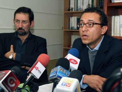 Los periodistas Christian Zurita  y Juan Carlos Calderon.