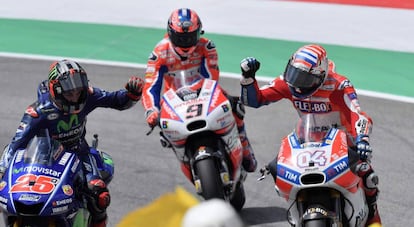 Dovizioso (derecha) celebra con Viñales, segundo, su victoria en Mugello.