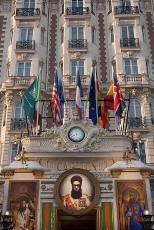 El hotel Carlton, de Cannes, decorado con carteles de la película 'El dictador', de Sacha Baron Cohen.