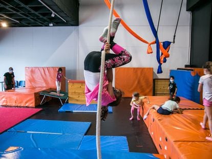 Varios niños practican la inversión en cuerda aérea en un taller de fin de semana en el Circo Price.