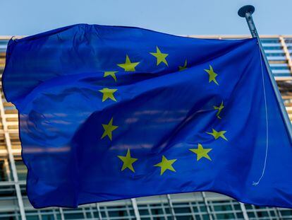 Una bandera de la UE ondea frente al edificio de la Comisión, en Bruselas.