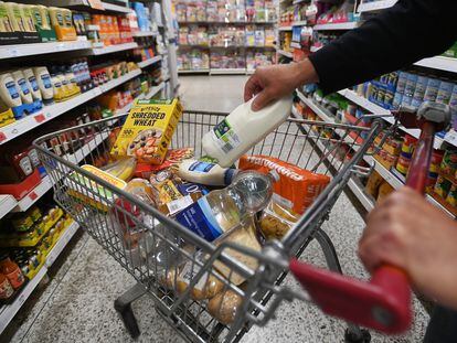 Un hombre hace la compra en un supermercado de Londres, este miércoles.