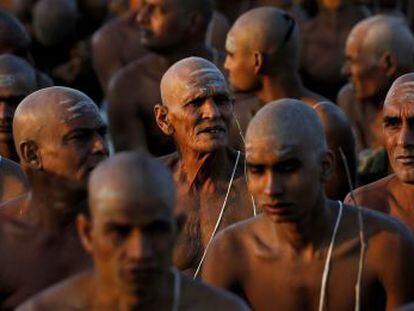 Un grupo de hombres hindúes participa en un ritual de iniciación en la ciudad india de Allahabad, el pasado 8 de febrero.