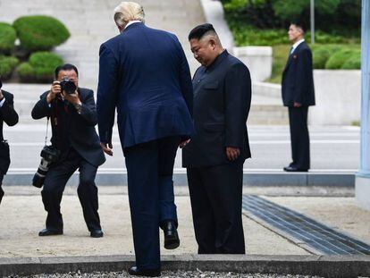 Trump pisa por primera vez, en presencia de Kim Jong-un, territorio norcoreano al rebasar la frontera en Panmunjom, el 30 de junio.