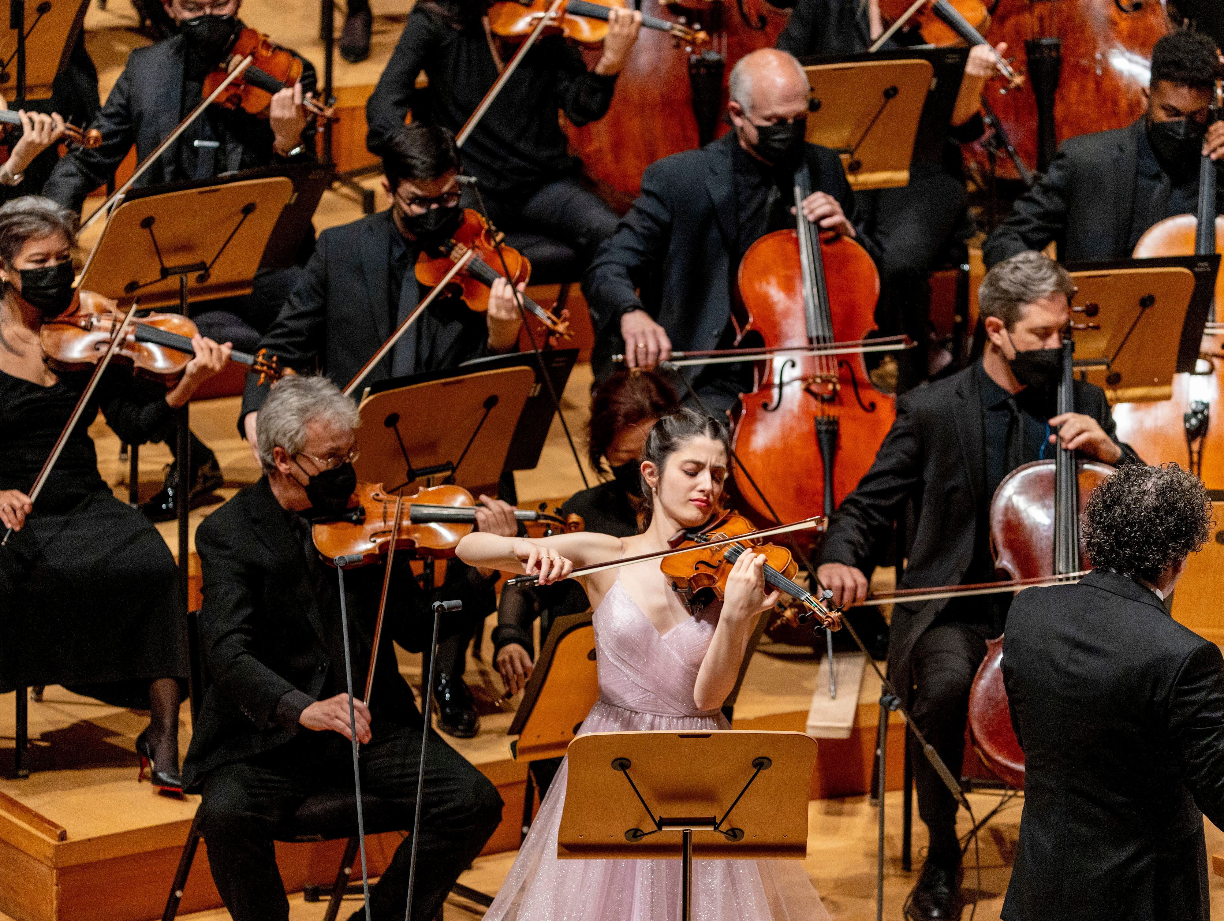 Dueñas, junto a la Filarmónica de Los Ángeles conducida por Gustavo Dudamel en el Walt Disney Concert Hall en 2022.