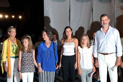 Los Reyes junto a sus hijas, la princesa Leonor y la infanta Sofía, y la infanta Elena, la reina Sofía y la infanta Elena, en el concierto de Ara Malikian en Mallorca. 