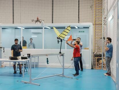 Prueba con uno de los drones bioinspirados del proyecto GRIFFIN en las instalaciones del Laboratorio de Robótica Aérea de la Universidad de Sevilla, en la Isla de la Cartuja.
