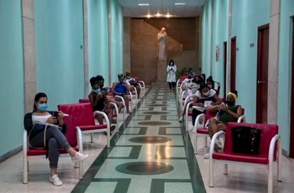 Pacientes esperan para ver a un doctor en el Centro de Maternidad Leonor Pérez, en La Habana, en enero de este año.