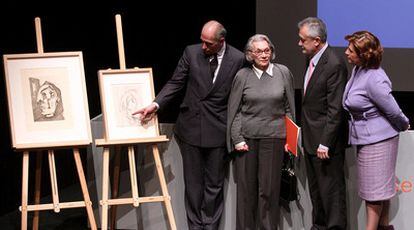 De izquierda a derecha, Bernard Ruiz-Picasso y su madre, Christine; el presidente de la Junta de Andalucía, José Antonio Griñán, y la consejera de Cultura, Rosa Torres, tras la firma del acuerdo.