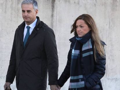 Ricardo Costa y su esposa llegan a la Audiencia Nacional el pasado jueves. VICTOR SAINZ EL PAÍS