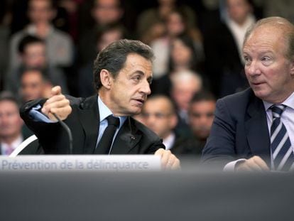 El presidente franc&eacute;s, Nicolas Sarkozy, junto al exministro de Interior, Brice Hortefeux, en un debate sobre delincuencia en febrero. 