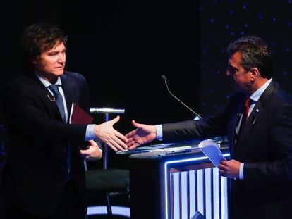 Javier Milei y Sergio Massa se saludan tras el último debate presidencial en Argentina, el pasado 8 de octubre en Buenos Aires.
