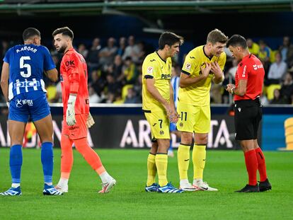 Los jugadores del Villarreal protestan una decisión al árbitro Gil Manzano, durante el partido ante el Alavés de la pasada jornada.