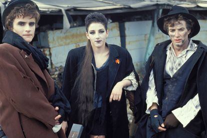 Aquí están Ana Torroja, Nacho y José María Cano: el trío que a principios de los años 80 formó la banda Mecano y que nos dejó estilismos para olvidar. Aquí una mezcla de estilos entre Thriller y el deshollinador de Mary Poppins. 