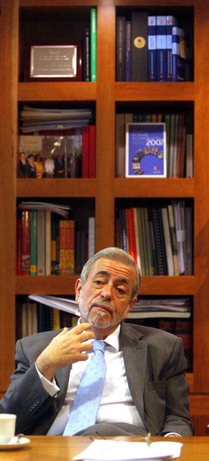 Antonio Beteta, consejero de Transportes y ex de Economía y Hacienda de la Comunidad de Madrid, en su despacho.