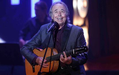 El cantautor Joan Manuel Serrat, durante su actuación esta noche en la ceremonia.