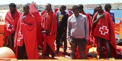 Los inmigrantes rescatados este viernes en El Estrecho.