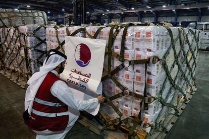 Ayuda humanitaria para Gaza lista para ser enviada desde una base aérea de Qatar, este jueves.