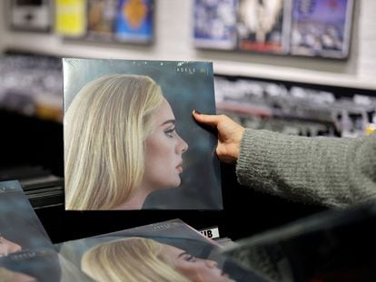 El disco de Adele '30', en formato vinilo en una tienda de música.