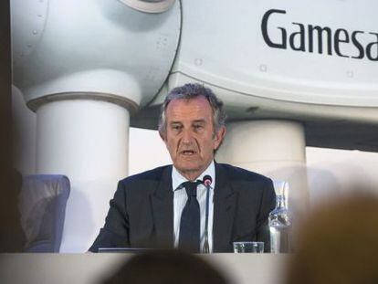El Presidente de Gamesa, Ignacio Mart&iacute;n (c), durante su intervenci&oacute;n en la &uacute;ltima Junta General de Accionistas. 