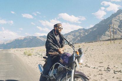 El fotógrafo argentino Federico Frangi, a lomos de la motocicleta que emplea en sus viajes.