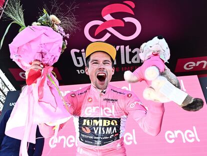 Monti Lussari (Italy), 27/05/2023.- Slovenian rider Primoz Roglic of team Jumbo Visma team wearing the overall leader's pink jersey celebrates on the podium after the 20th stage of the 2023 Giro d'Italia cycling race, an individual time trial (ITT) over 18,6 km from Tarvisio to Monte Lussari, Italy, 27 May 2023. (Ciclismo, Italia, Eslovenia) EFE/EPA/LUCA ZENNARO
