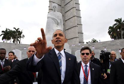 El presidente de Estados Unidos, Barack Obama, durante la ofrenda floral ante el monumento del prócer cubano José Martí.