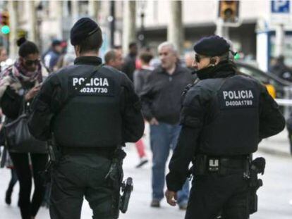 Agents dels Mossos al Portal de l’Àngel de Barcelona.