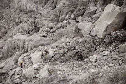 Por un sendero esculpido en la roca recorren los 300 metros de desnivel que les separan de las entrañas del cráter. Un camino a los Infiernos con pendientes de hasta el 60% de desnivel.