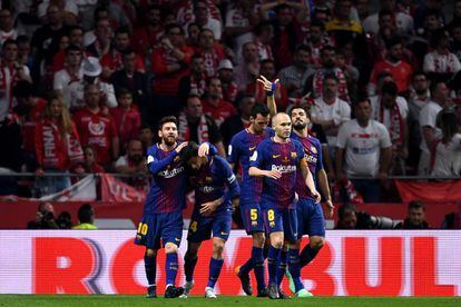 Messi, Coutinho, Iniesta, Busquets y Suárez celebran el quinto gol azulgrana ante el Sevilla.