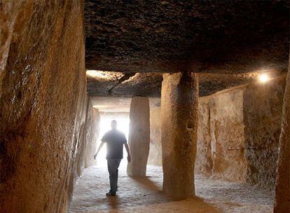 El director del Conjunto Arqueológico Dólmenes de Antequera, Bartolomé Ruiz, el pasado lunes en el dolmen de Menga.