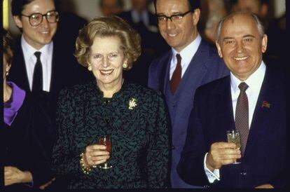 Thatcher, brinda con el líder soviético Mijaíl Gorbachov, en Moscú ,Unión Soviética. Abril de 1987 .