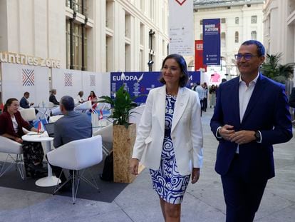La ministra de Industria, Reyes Maroto, y el presidente de Madrid Platform, Carlos Morales, asisten este lunes a la inauguración de la segunda edición del encuentro empresarial Madrid Platform.