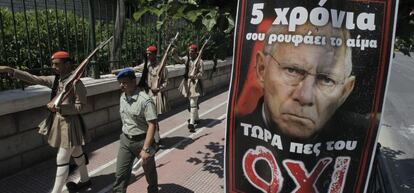 El ministro alemán de Finanzas, Wolfang Schaeuble, representado en un cartel a favor del 'no' en el referéndum.